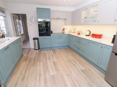 Cottage | Private kitchen | Microwave, stovetop, dishwasher, highchair