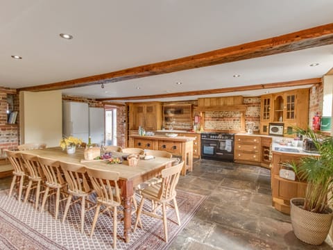 Cottage | Private kitchen | Dishwasher, cookware/dishes/utensils