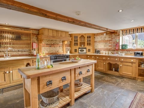 Cottage | Private kitchen | Dishwasher, cookware/dishes/utensils