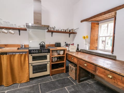 Cottage | Private kitchen | Fridge, microwave, stovetop, dishwasher