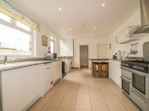Cottage | Private kitchen | Dishwasher, cookware/dishes/utensils