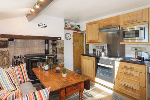 Cottage | Private kitchen | Microwave, oven, stovetop, dishwasher