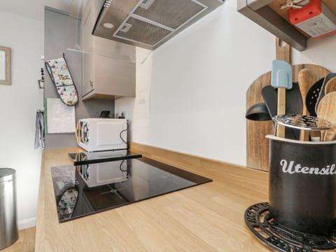 Cottage | Private kitchen | Fridge, dishwasher, highchair, cookware/dishes/utensils