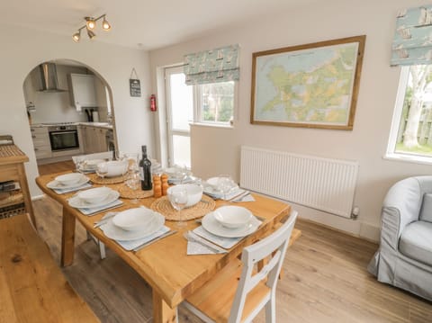 Cottage | Private kitchen | Microwave, stovetop, dishwasher, highchair