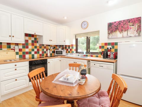 Cottage | Private kitchen | Fridge, microwave, stovetop, dishwasher