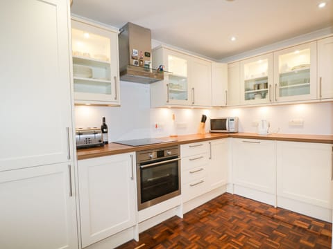 Cottage | Private kitchen | Microwave, stovetop, dishwasher, electric kettle