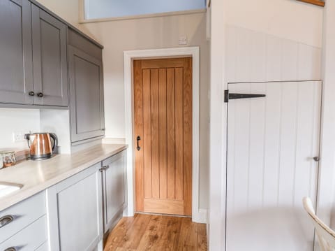 Cottage | Private kitchen | Fridge, microwave, stovetop, dishwasher