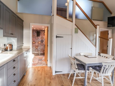 Cottage | Private kitchen | Fridge, microwave, stovetop, dishwasher