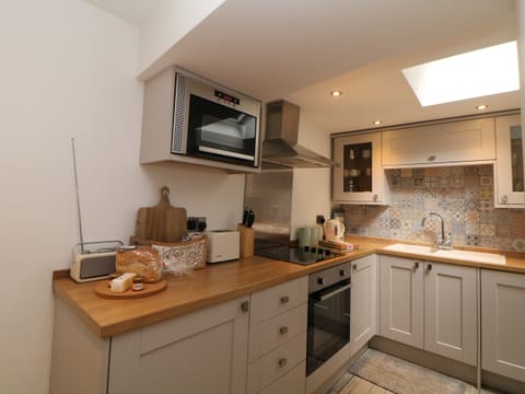 Cottage | Private kitchen | Fridge, microwave, stovetop, dishwasher
