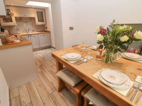 Cottage | Private kitchen | Fridge, microwave, stovetop, dishwasher