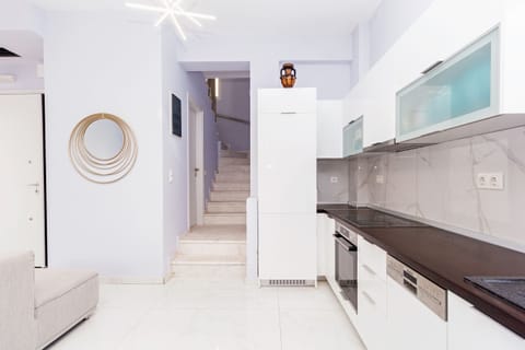 Full-size fridge, microwave, oven, stovetop