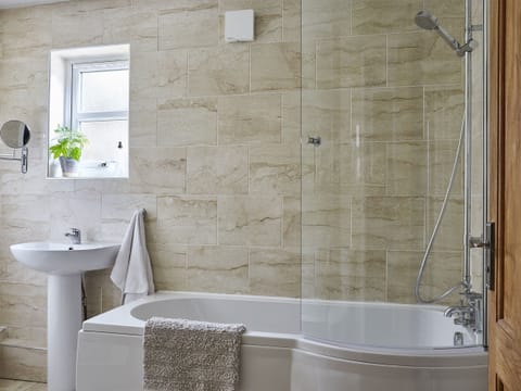 Cottage | Bathroom | Shower