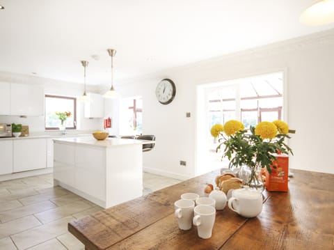 Cottage | Private kitchen | Dishwasher, cookware/dishes/utensils