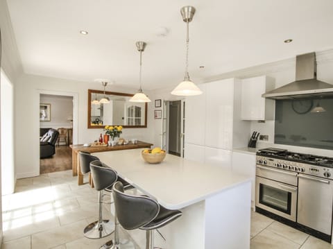 Cottage | Private kitchen | Dishwasher, cookware/dishes/utensils