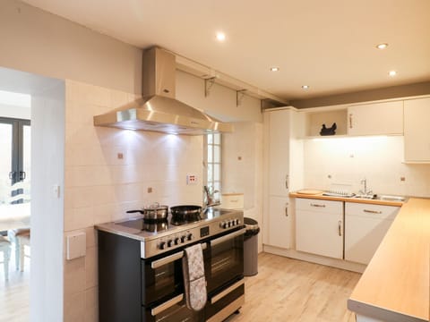 Cottage | Private kitchen | Fridge, stovetop, dishwasher, electric kettle