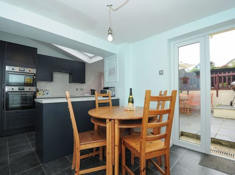 Cottage | Private kitchen | Dishwasher, highchair, cookware/dishes/utensils