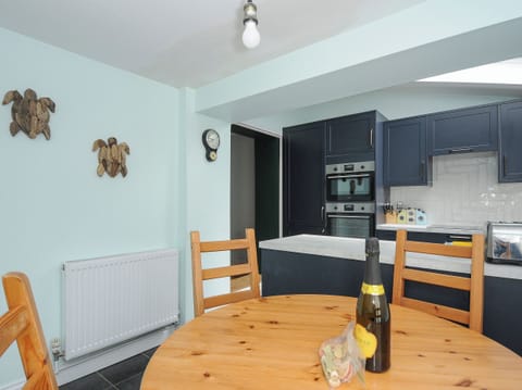Cottage | Private kitchen | Dishwasher, highchair, cookware/dishes/utensils