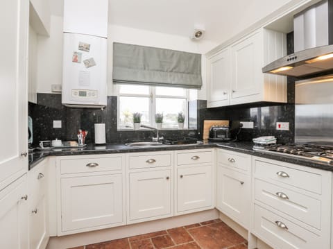 Cottage | Private kitchen | Dishwasher, cookware/dishes/utensils