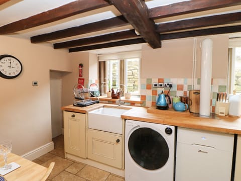 Cottage | Private kitchen | Fridge, microwave, stovetop, dishwasher