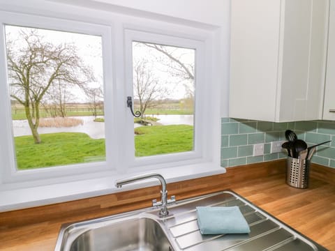 Cottage | Private kitchen | Dishwasher, cookware/dishes/utensils