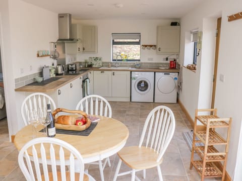 Cottage | Private kitchen | Stovetop, dishwasher, cookware/dishes/utensils