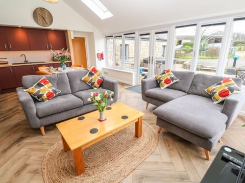 Cottage | Living area | TV