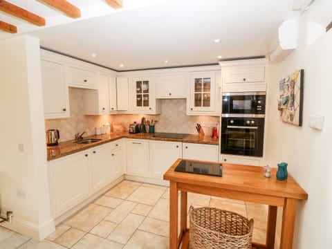 Cottage | Private kitchen | Dishwasher, cookware/dishes/utensils