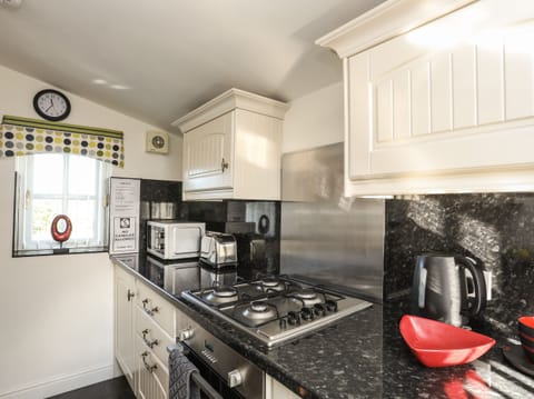 Cottage | Private kitchen | Microwave, stovetop, dishwasher, cookware/dishes/utensils