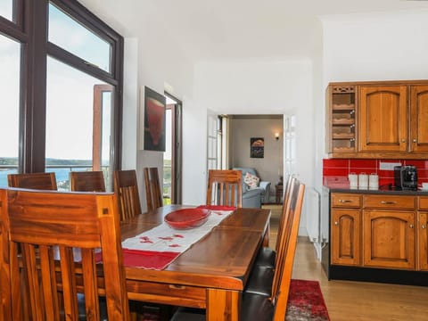 Cottage | Private kitchen | Dishwasher, highchair, cookware/dishes/utensils