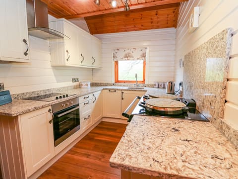 Cottage | Private kitchen | Dishwasher, cookware/dishes/utensils
