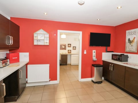 Cottage | Private kitchen | Fridge, microwave, stovetop, dishwasher