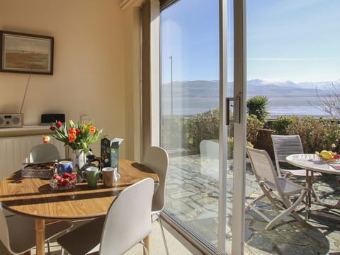 Cottage | Private kitchen | Stovetop, dishwasher, highchair, cookware/dishes/utensils