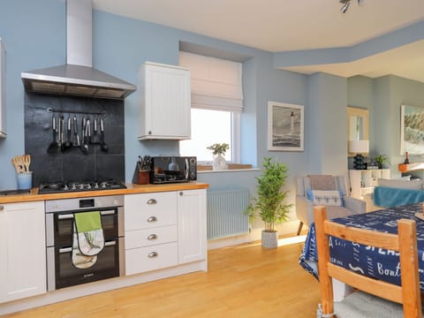 Cottage | Private kitchen | Fridge, oven, dishwasher, highchair