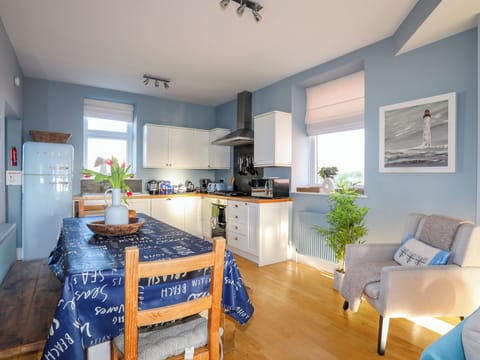 Cottage | Private kitchen | Fridge, oven, dishwasher, highchair