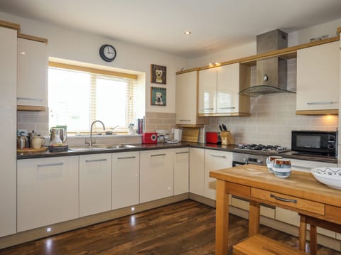 Cottage | Private kitchen | Microwave, stovetop, dishwasher, electric kettle