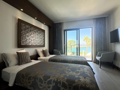 Standard Room, Sea View | Minibar, in-room safe, soundproofing, iron/ironing board (on request)