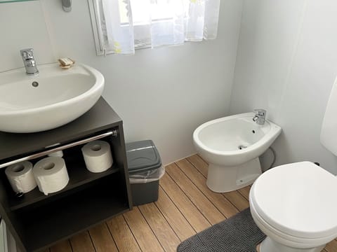 Family Bungalow | Bathroom | Free toiletries, towels, toilet paper