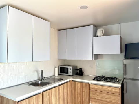 Family Bungalow | Private kitchen | Mini-fridge, microwave, stovetop, cookware/dishes/utensils