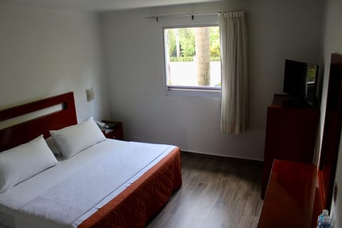 Standard Room, 1 King Bed | Desk, laptop workspace, free WiFi, bed sheets