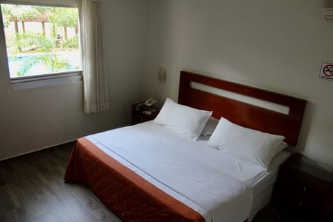 Standard Room, 1 King Bed | Desk, laptop workspace, free WiFi, bed sheets