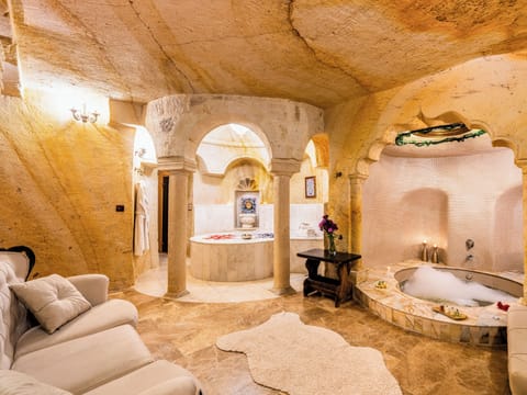 King Cave Suite | Bathroom | Separate tub and shower, jetted tub, rainfall showerhead