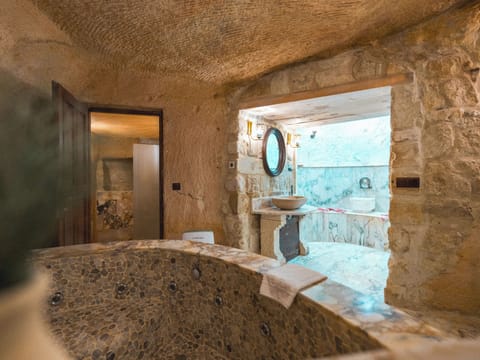 Harem Cave Suite | Bathroom | Separate tub and shower, jetted tub, rainfall showerhead