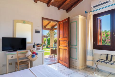 Minibar, in-room safe, bed sheets