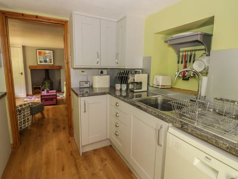 Cottage | Private kitchen | Microwave, stovetop, dishwasher, electric kettle