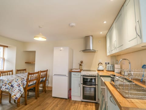 Cottage | Private kitchen | Fridge, highchair, cookware/dishes/utensils