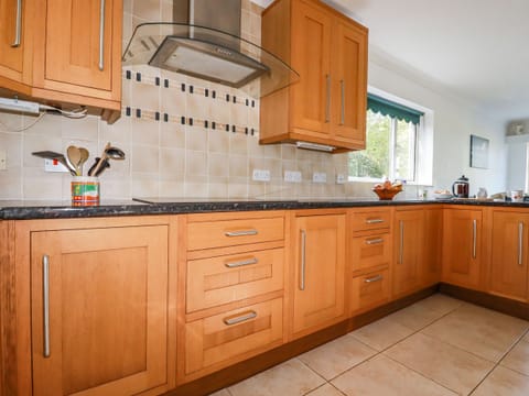 Cottage | Private kitchen | Microwave, stovetop, dishwasher, highchair
