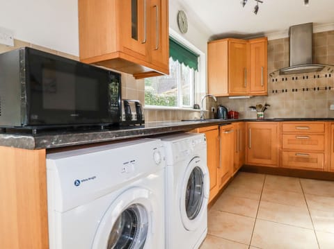 Cottage | Private kitchen | Microwave, stovetop, dishwasher, highchair
