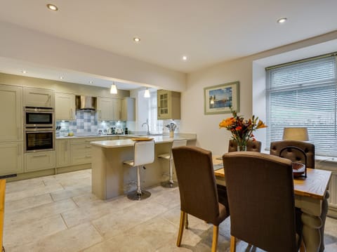 Cottage | Private kitchen | Dishwasher, electric kettle, toaster, highchair