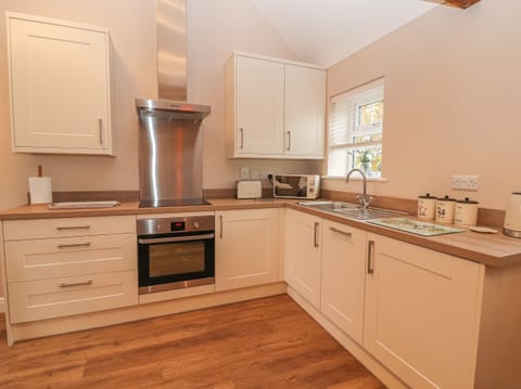 Cottage | Private kitchen | Dishwasher, cookware/dishes/utensils