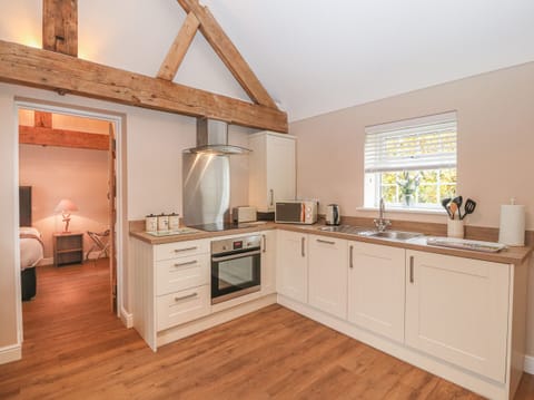 Cottage | Private kitchen | Dishwasher, cookware/dishes/utensils